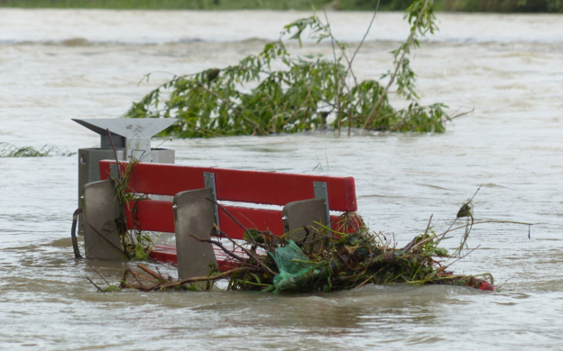 Foto de banco submerso em iinundação Foto: