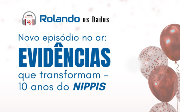 cartaz digital com o texto: novo episodio no ar; evidências que transformam, 10 anos do NIPPIS, OUÇA AGORA, contem ao fundo imagens de balões de festa coloridos.