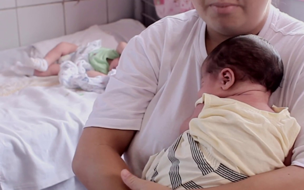 Embedded thumbnail for Nascer nas prisões: impacto social | Trailer
