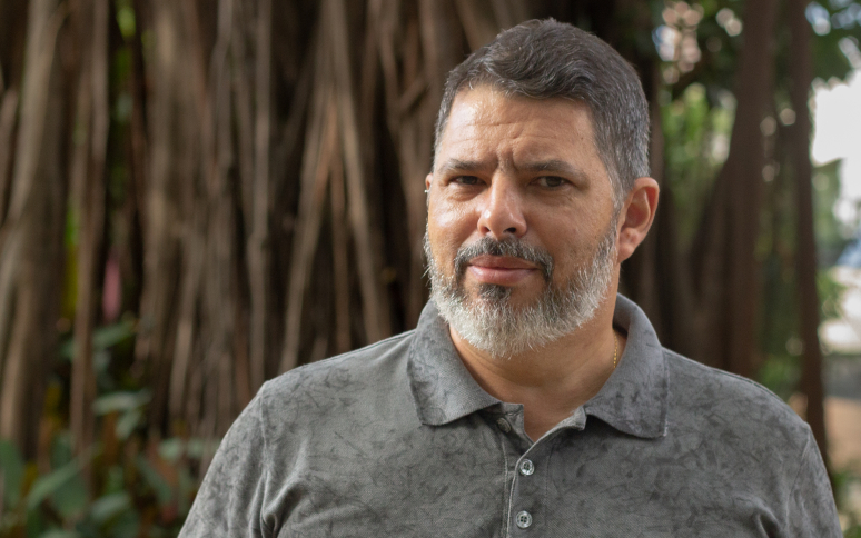 Pesquisador Wilson Borges, homem, branco, barba e cabelos grisalhos, camisa cinza. Foto: Raquel Portugal/Multimeios.