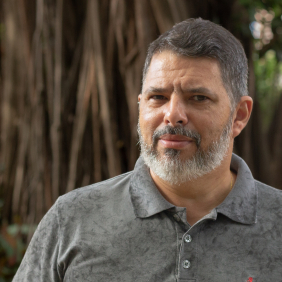 Pesquisador Wilson Borges, homem, branco, barba e cabelos grisalhos, camisa cinza. Foto: Raquel Portugal/Multimeios.