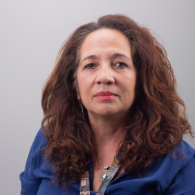 Pesquisadora Dalia Romero, branca, cabelos longos ondulados, camisa azul. Foto: Raquel Portugal/Fiocruz Imagens.