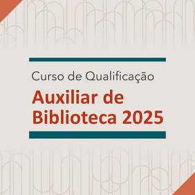 Fundo branco com triângulos, escrito centralizado Curso de Qualificação Auxiliar de Biblioteca 2025.