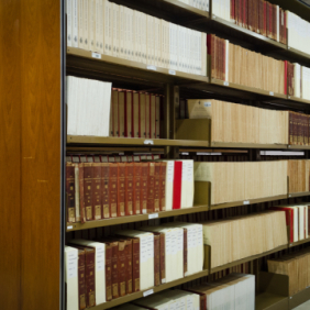 Estante com diversos livros nas prateleiras.