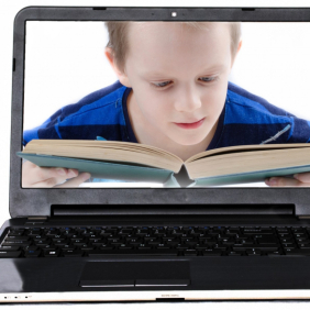 Rosto de criança branca, segurando e lendo um livro, dentro da tela do computador. 
