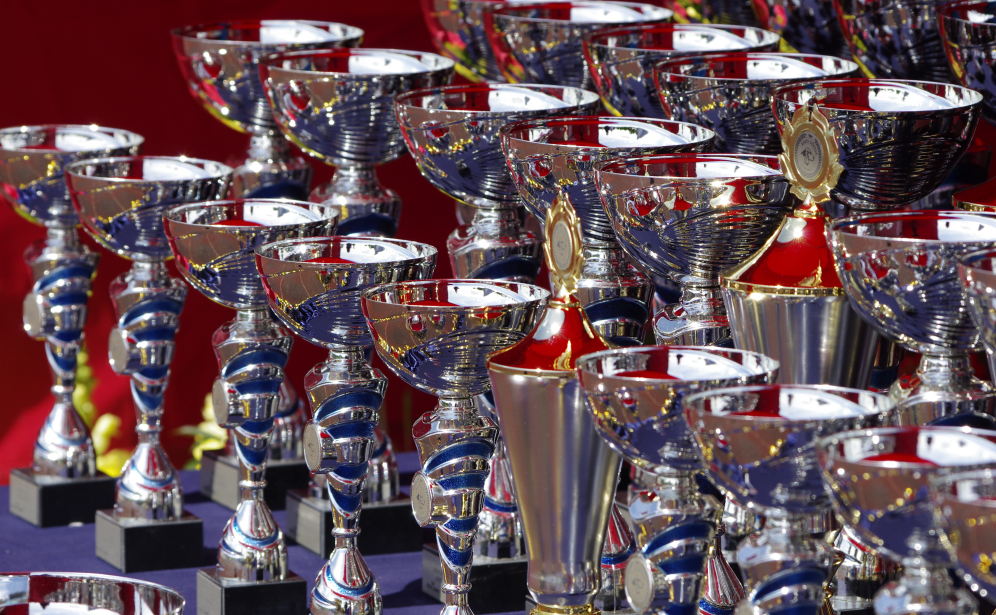 Foto de diversos troféus arrumados. Imagem cc free