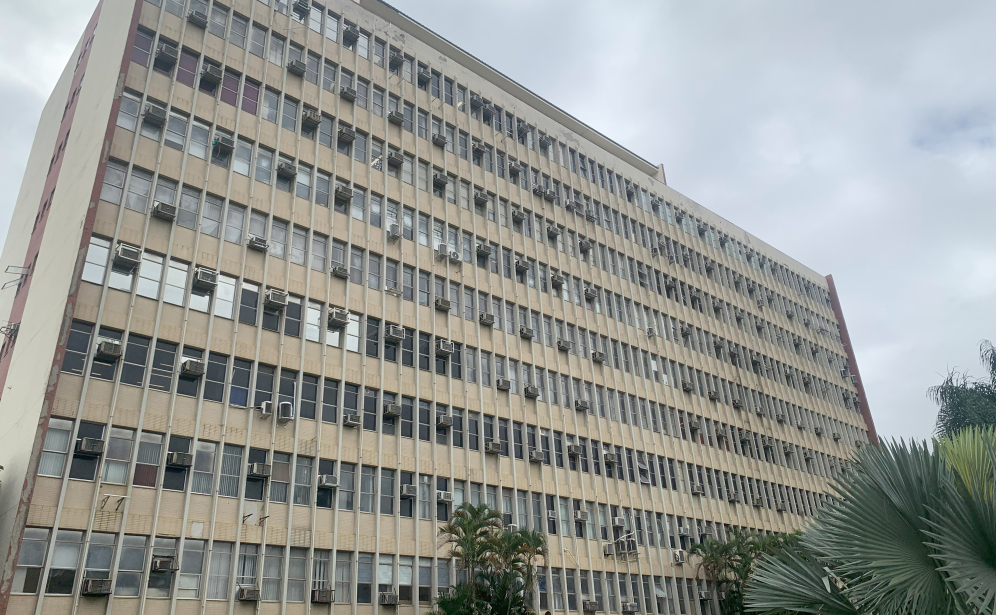 Fachada do edifício sede no campus Fiocruz Maré