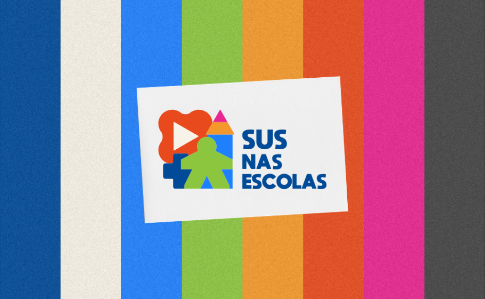 Símbolo do SUS nas Escolas, com referência à criança, lápis e vídeo; com fundo de diversas barras verticais paralelas em diferentes cores. Arte:  Thays Coutinho/Ascom.