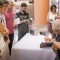 Umberto Trigueiros, ex-diretor do Icict, autografando o livro um dos organizadores do livro "Comunicação, Mídia e Saúde" - Foto: Raquel Portugal (Multimeios/Icict/Fiocruz)