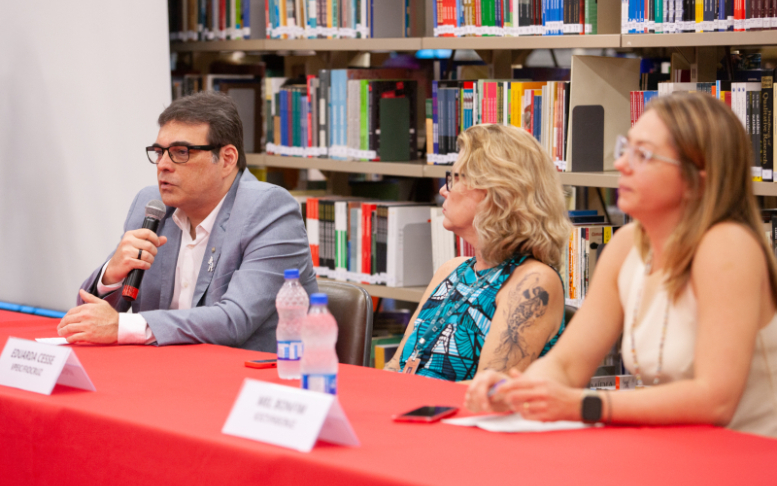 Mesa de abertura. Rodrigo Murtinho (Icict), Eduarda Cesse (VPEIC) e Mel Bonfim (Icict)