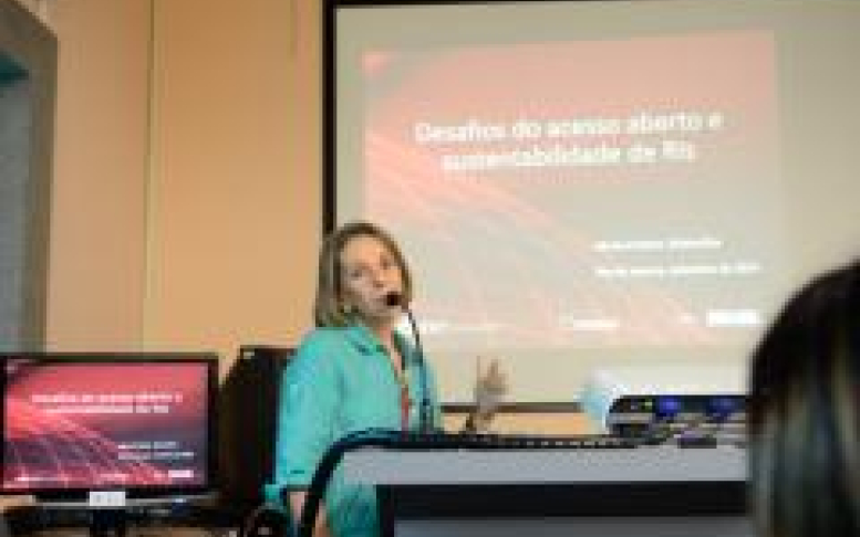 Cristina Guimarães apresenta a palestra“Desafios do acesso aberto e sustentabilidade dos repositórios institucionais”