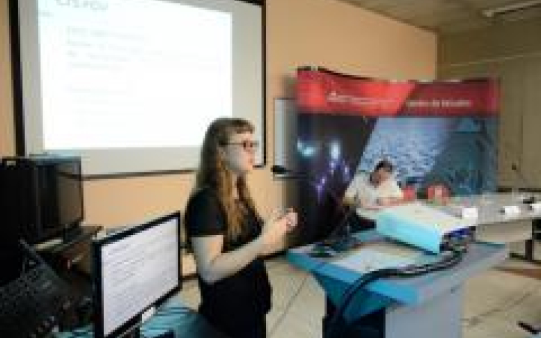 Jhessica Reia apresenta a palestra “Implicações jurídicas, sociais e culturais advindas do avanço das tecnologias da informação e da comunicação”