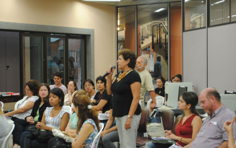 Ao final do evento, participantes fizeram perguntas ao palestrante