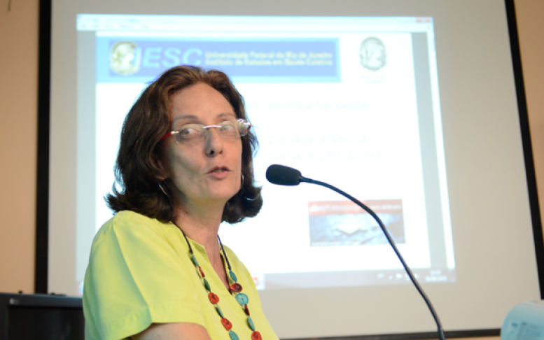 Claudia Medina apresenta a palestra “Regulamentação para acesso a dados secundários para pesquisa em saúde”