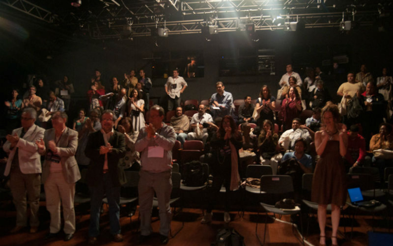 Platéia aplaude de pé o evento