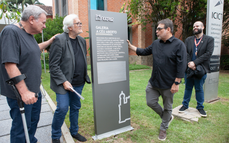 Fotógrafo João Roberto Ripper; curador Dante Gastaldoni; idealizador Rodrigo Murtinho;e diretor do Icict, no lançamento da exposição Humanidades.