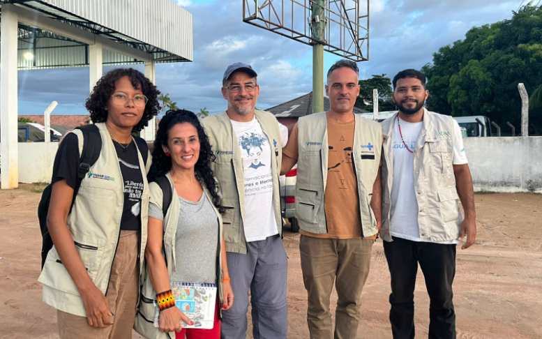 Em frente à Casai Yanomami: Ana Lucia Montel (comunicadora popular do COE-Yanomami), Daniela Muzi, Paulo Lara, Marcos Cantanhede e Breno Caíque (gestor em Saúde Coletiva Indígena) | Foto: Divulgação/VideoSaúde/Icict
