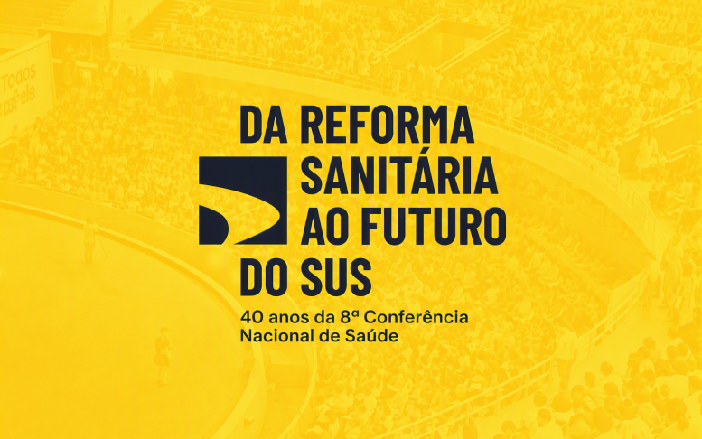 Cartaz com fundo amarelo e plateia em auditório. Texto: Da Reforma Sanitária ao Futuro do SUS – 40 anos da 8ª Conferência Nacional de Saúde