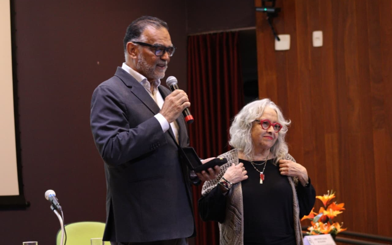 Mario Moreira entrega a homenagem à pesquisadora Inesita Araújo. Foto: Walber Geronimo (Laces/Icict).