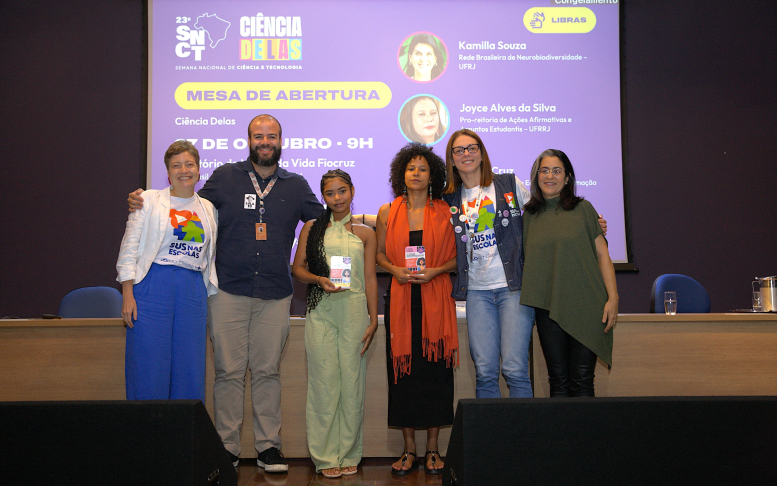 Equipe do projeto SUS nas Escolas, o diretor Adriano da Silva e premiadas no 4º Concurso Portinho Livre