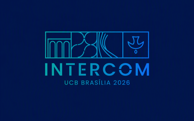 Logo do Intercom UCB Brasília 2026 centralizado sobre fundo com azul escuro, com elementos gráficos em azul e turquesa.