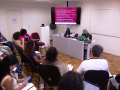 Foto de sala de aula com alunos assistindo e professora Inesita Araújo dando aula. Foto: Raquel Portugal