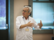 Pesquisador José Noronha, pardo, cabelos grisalhos, camisa branca, em aula do Icict. Foto: divulgação.