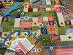 Foto do tabuleiro do jogo Caminhos de Oswaldo com as casas trazendo informações sobre a Fiocruz e cartas sobre pesquisadores.