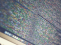 Imagem com códigos na tela inicial de um computador. 