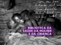 Arte em foto em preto e branco, com uma mulher e duas crianças, em cima de uma cama. Arte: Thays Coutinho/Ascom.