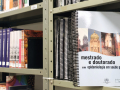 estante com livros