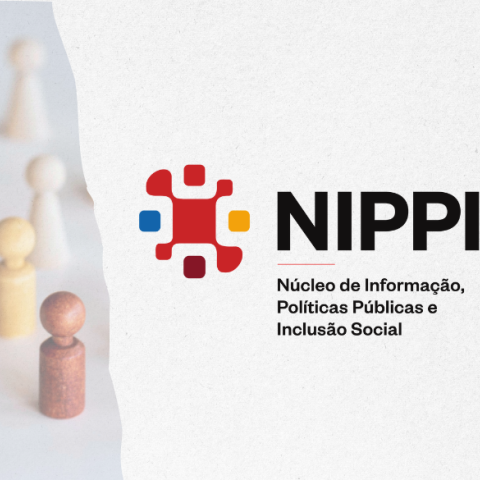 Símbolos de acessibilidade, escrito Núcleo de Informação, Políticas Públicas e Inclusão Social, em fundo branco e cinza.