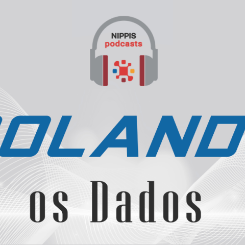 Imagem de divulgação do podcast, com fone de ouvido, escrito Rolando os Dados, em fundo cinza.