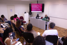 Foto de sala de aula com alunos assistindo e professora Inesita Araújo dando aula. Foto: Raquel Portugal