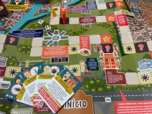 Foto do tabuleiro do jogo Caminhos de Oswaldo com as casas trazendo informações sobre a Fiocruz e cartas sobre pesquisadores.