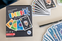 Capa do jogo com cartas sobre vírus e cientistas, ao lado de várias cartas do jogo.