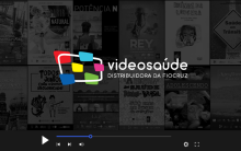 Logo da VideoSaúde Distribuidora da Fiocruz, com fundo repleto de cartazes  de filmes e símbolo de "play" para vídeos. Arte: Thays Coutinho/Ascom. 