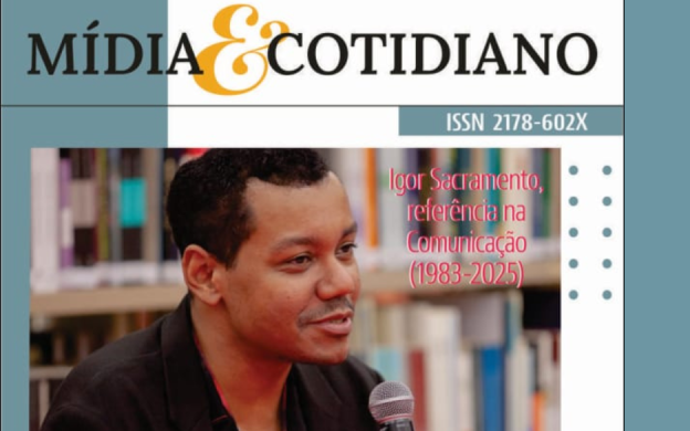 Capa da publicação Mídia e Cotidiano, como retrato do pesquisador Igor Sacramento. Na foto, ele, um jovem homem negro está vestido de jaqueta preta e se apresentando ao microfone no salão da biblioteca de manguinhos. foto: raquel portugal/icict/Fiocruz.