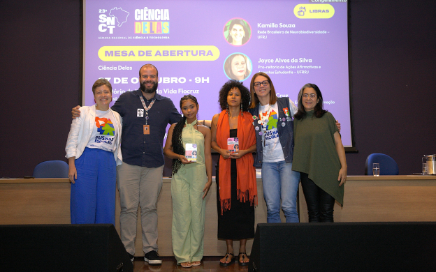 Equipe do projeto SUS nas Escolas, o diretor Adriano da Silva e premiadas no 4º Concurso Portinho Livre