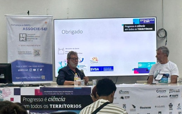 O pesquisador Christovam Barcellos, da Fiocruz, e o vice-presidente da SBPC, Paulo Artaxo, na conferência Emergência climática e saúde.
