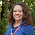 Pesquisadora Dali, branca, cabelos vermelhos, camisa azul
