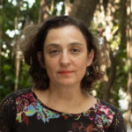 Pesquisadora Katia Lerner, branca, cabelos castanhos, camisa estampada.