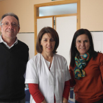 Adriana Aguiar com o Dr. Epifanio de Serdio, chefe da Unidade Docente de Sevilha, e Dra. Purificación, diretora do Centro de Saúde La Zubia (Granada)