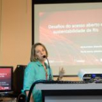 Cristina Guimarães apresenta a palestra“Desafios do acesso aberto e sustentabilidade dos repositórios institucionais”
