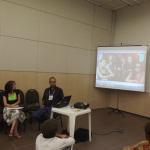 Leo Salo durante apresentação no 11º Congresso Internacional da Rede Unida