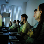 Alunos assistindo o treinamento sobre o Repositório Arca - Fotos: Naldo Fernandes / Ascom / Icict 