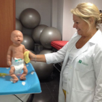 Diretora do Centro El Alamillo com um modelo para ensino de pediatria por simulação