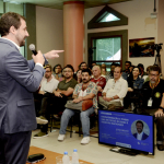 João Brant diante da plateia 