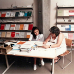 Durante os anos 80, a Biblioteca de Manguinhos foi sediada no prédio do INCQS. 115 anos da Biblioteca de Manguinhos.