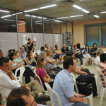 Salão de leitura lotado e público atento